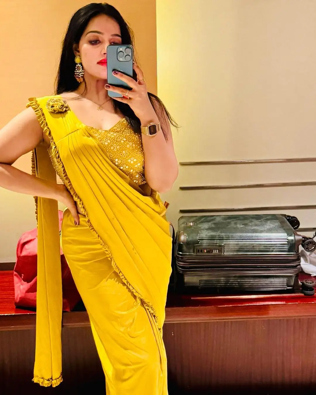 MALAYALAM ACTRESS MALAVIKA MENON IN YELLOW SAREE SLEEVELESS BLOUSE 7